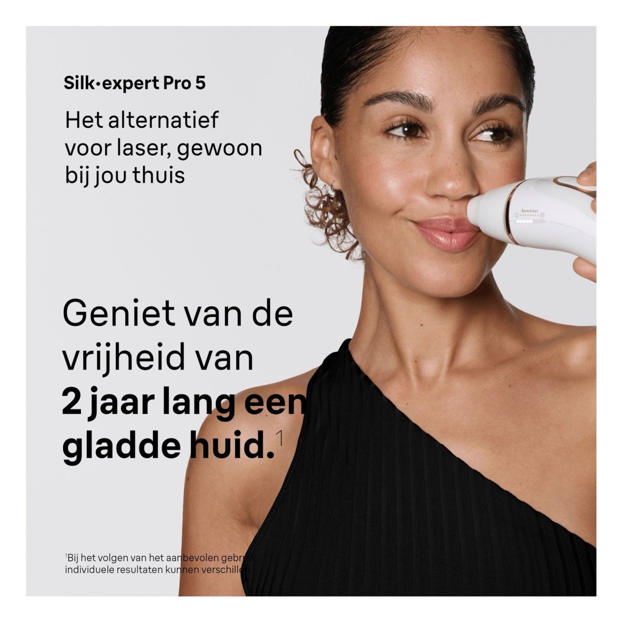 Vrouw gebruikt Braun IPL apparaat voor gezichtsontharing thuis